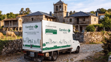 camión carrefour express en pueblo con hórreo