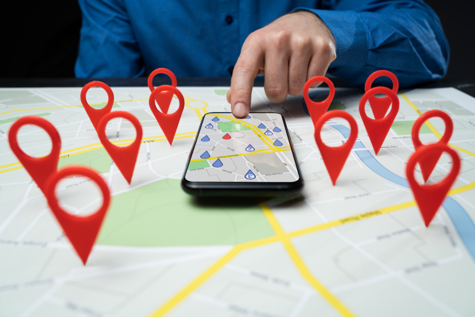 carte gps sur smartphone et Épingles rouges