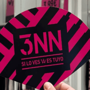 cartel promocional rosa y negro en tienda de ropa