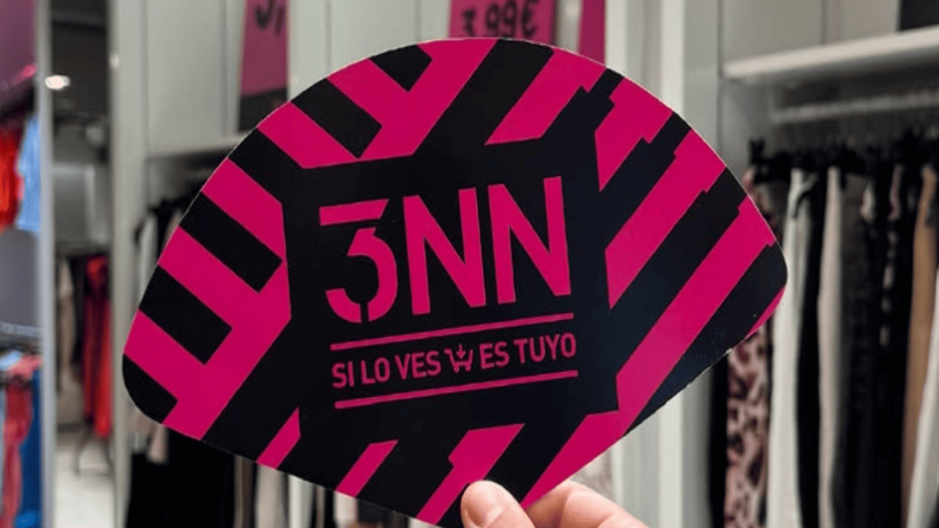 cartel promocional rosa y negro en tienda de ropa
