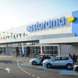 façade castorama avec entrée, parking et banderoles