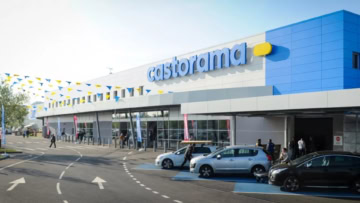 façade castorama avec entrée, parking et banderoles