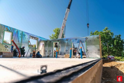 chantier maison : dalle béton, ossature et grue