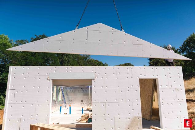 pose de toit isolant en chantier modulaire