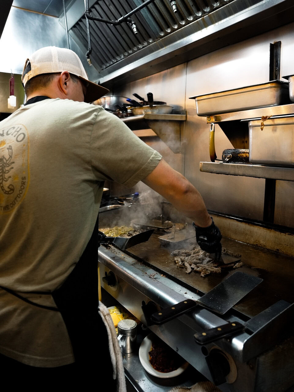 chef en parrilla profesional con vapor