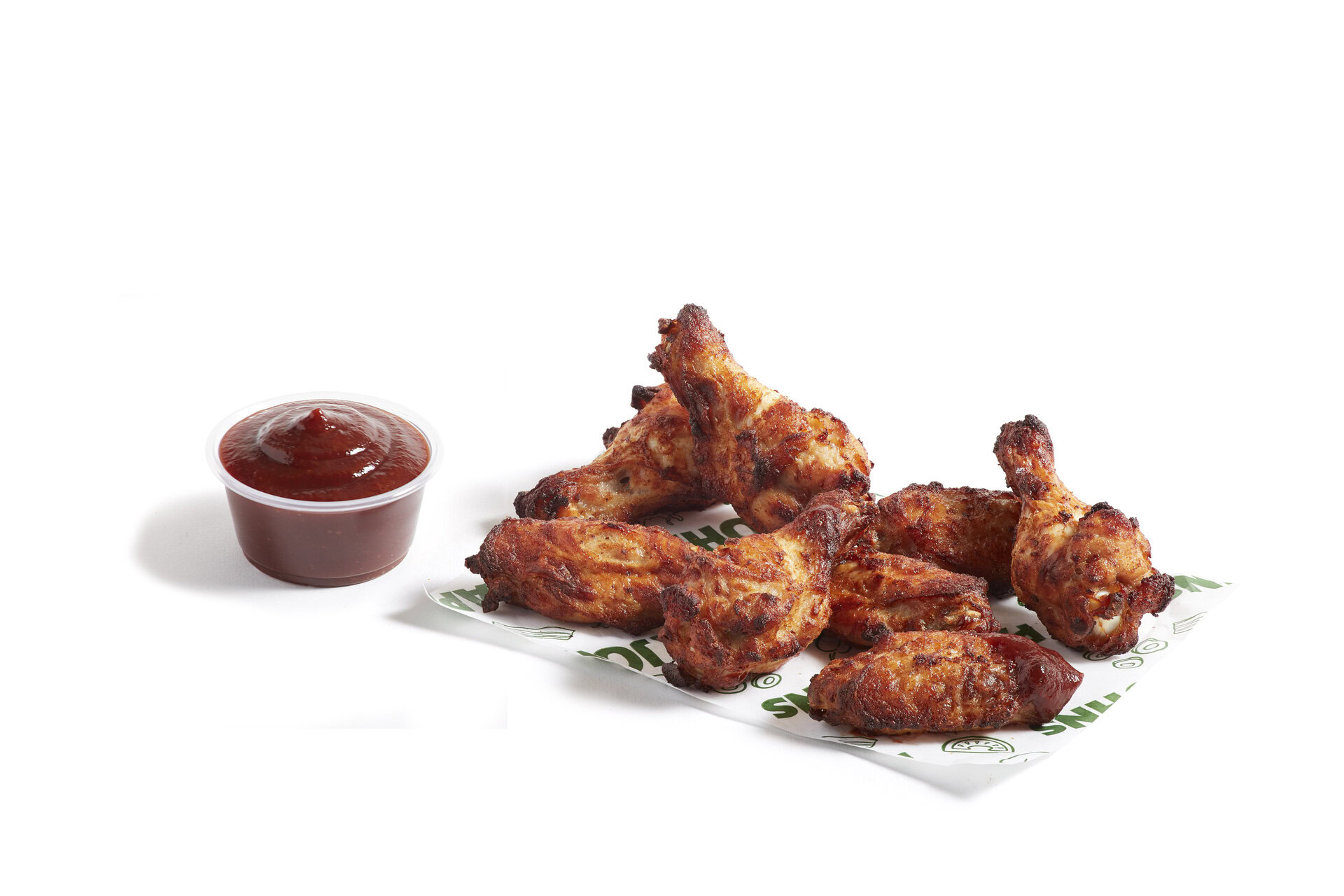 ailes de poulet bbq sur fond blanc