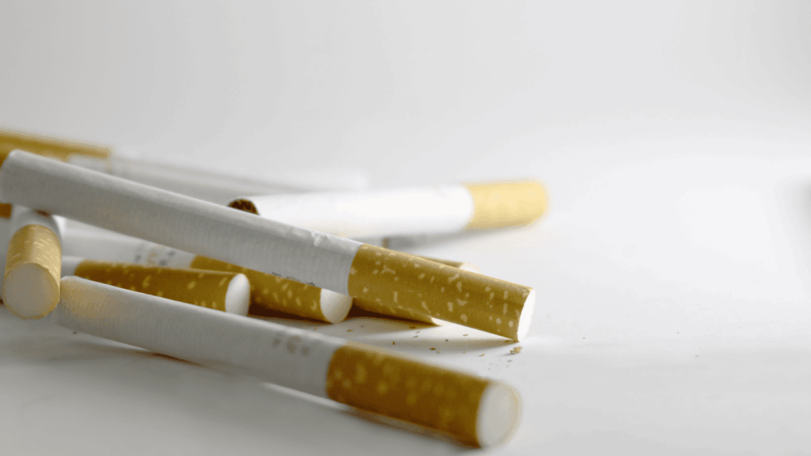 cigarrillos con filtros en primer plano