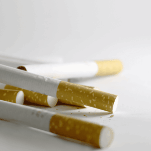 cigarrillos con filtros en primer plano