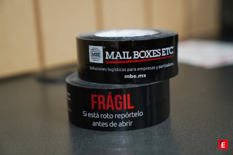 cinta negra frágil de mail boxes etc.