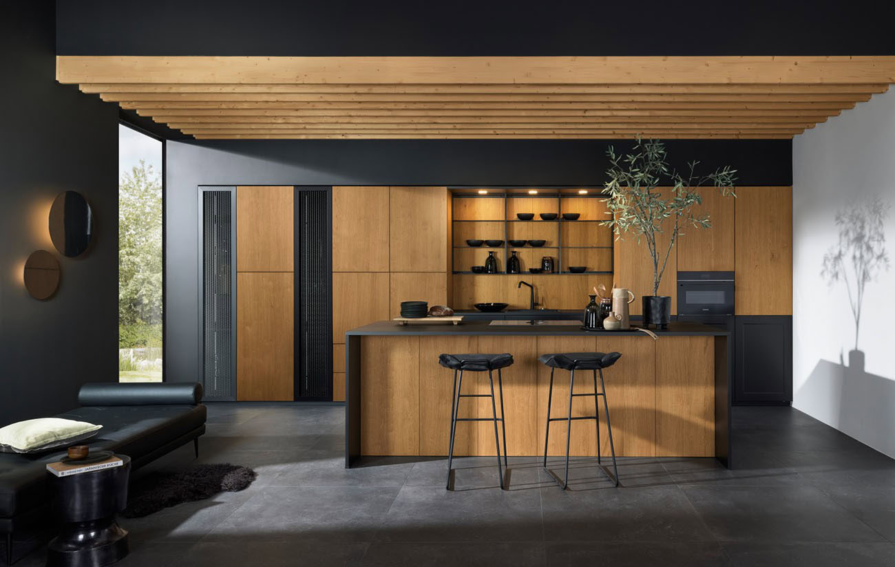 cocina minimalista con isla de madera y encimera negra