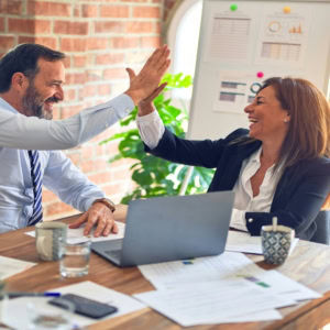 high five entre collègues au bureau après réunion