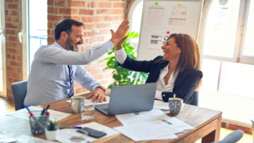 high five entre collègues au bureau après réunion