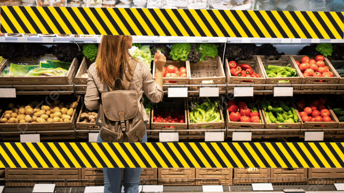 compradora eligiendo verduras frescas en supermercado