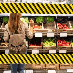 compradora eligiendo verduras frescas en supermercado
