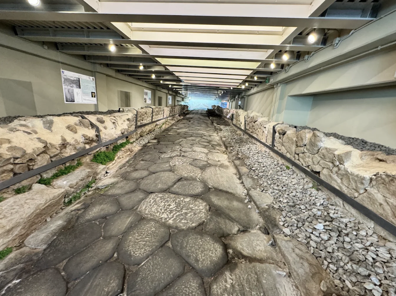 corridoio archeologico con pavimento in pietra antica