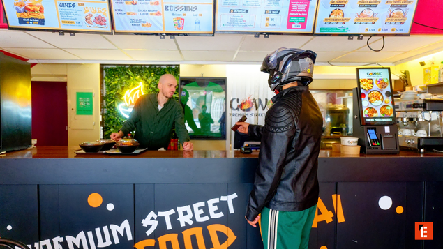 client en casque au comptoir street food