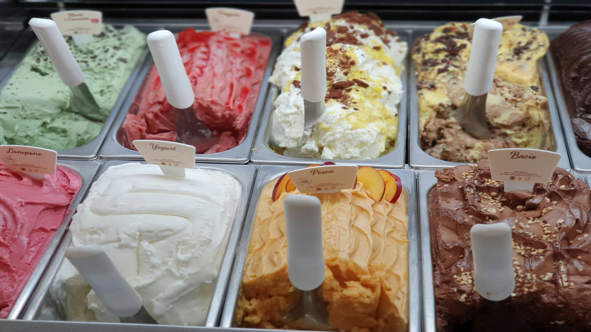 vitrine de glaces artisanales aux fruits et chocolat