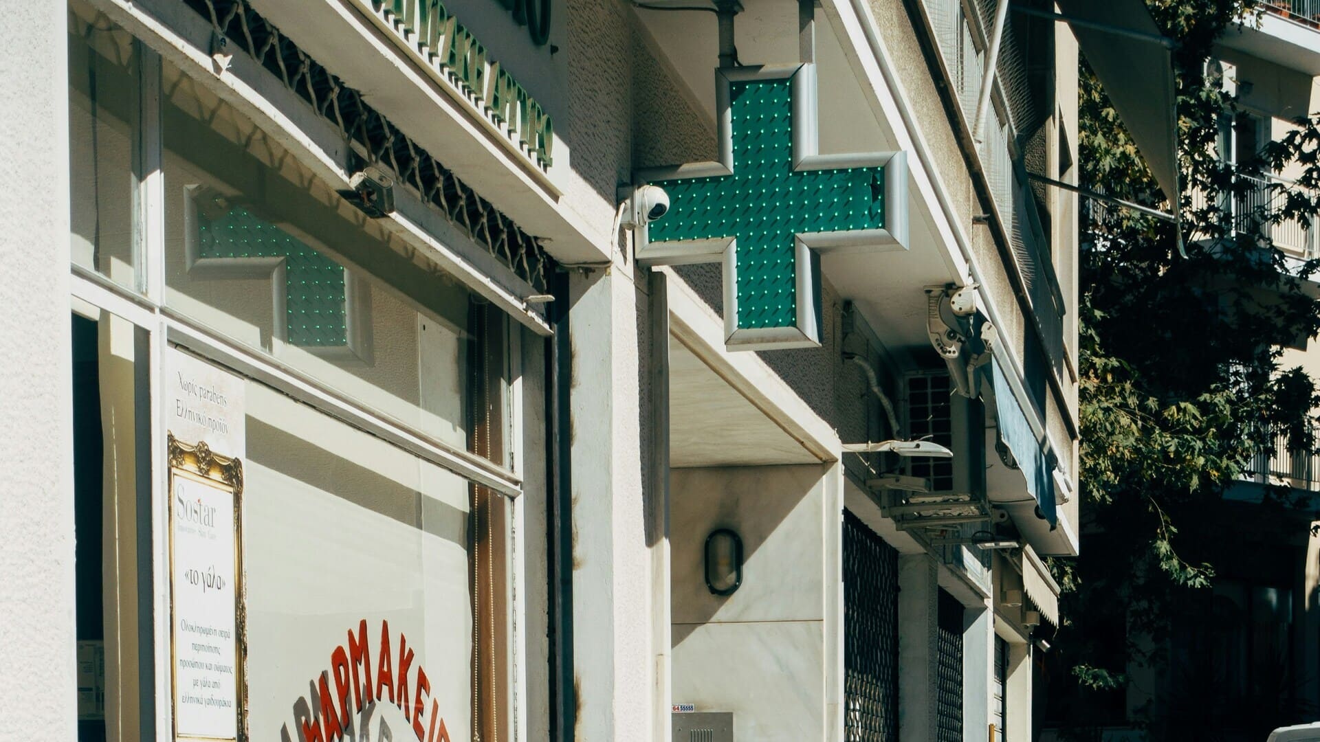 insegna croce verde su facciata cittadina
