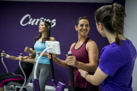 allenamento di gruppo al curves fitness studio