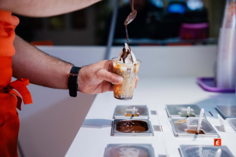 gelato soft serve con salsa al cioccolato in coppa