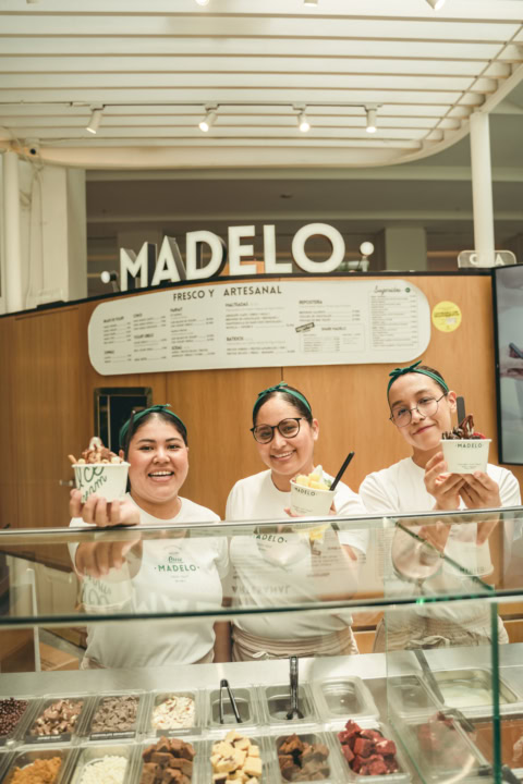personal de madelo con mostrador de postres artesanales