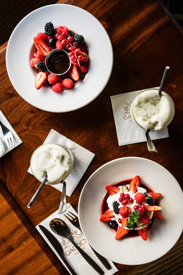 desserts aux fruits rouges sur table en bois