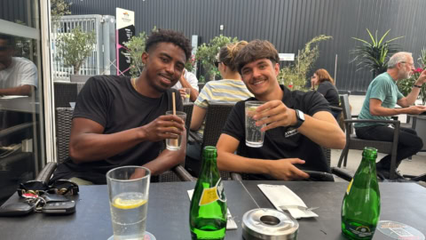 apéro entre amis sur terrasse ensoleillée