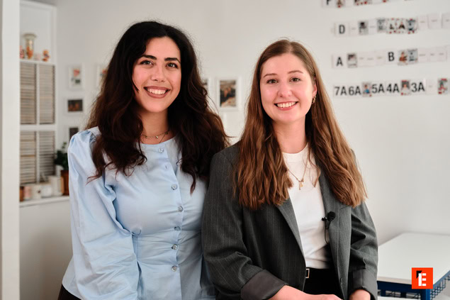 interview créative de deux femmes en studio