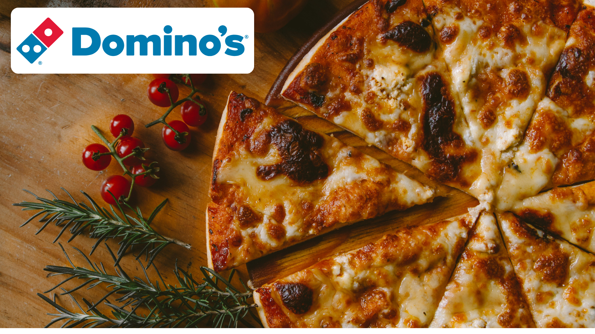 dominos käsepizza mit goldener kruste und rosmarin