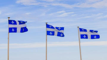 trois drapeaux bleus à la fleur de lys sur ciel minimaliste