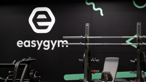 nowoczesna siłownia easygym z logo i sztangami