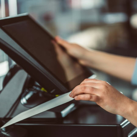 caisse tactile : mains et impression de reçu