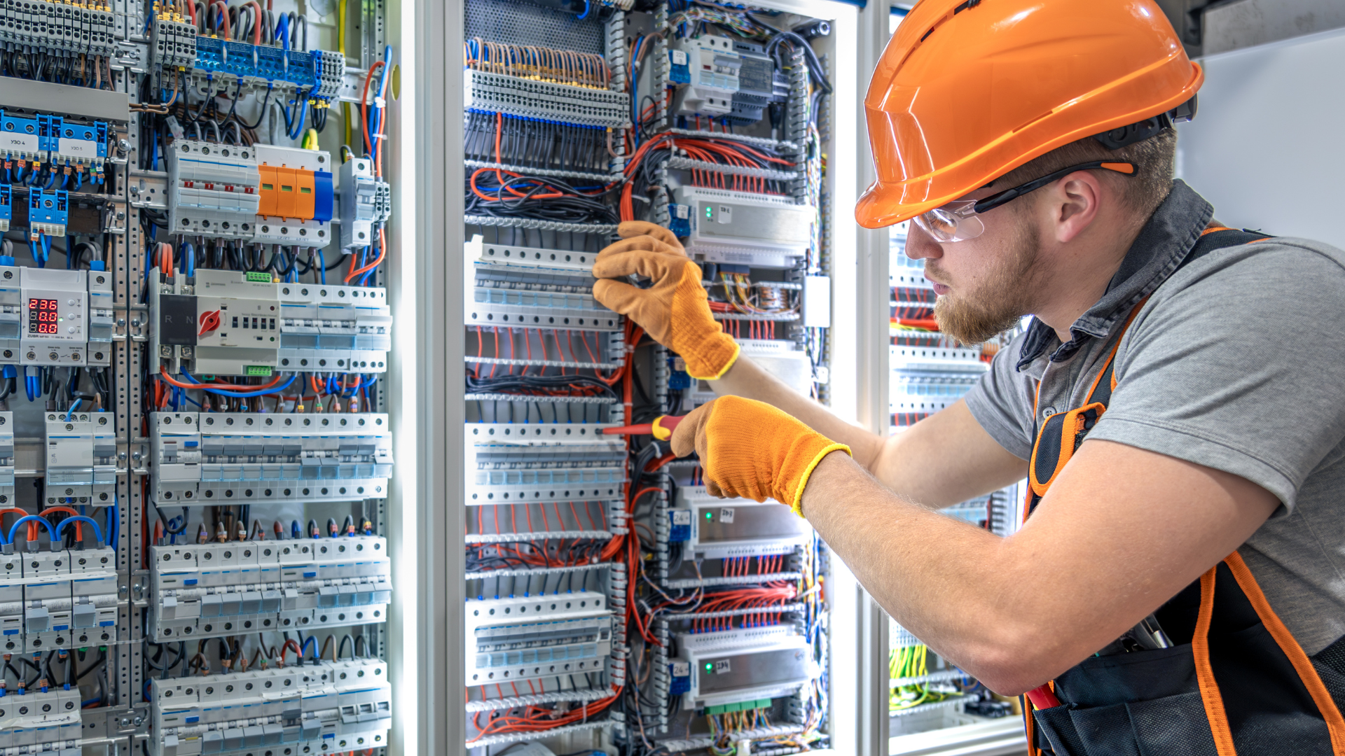 elektriker prüft schaltschrank mit kabeln und sicherungen