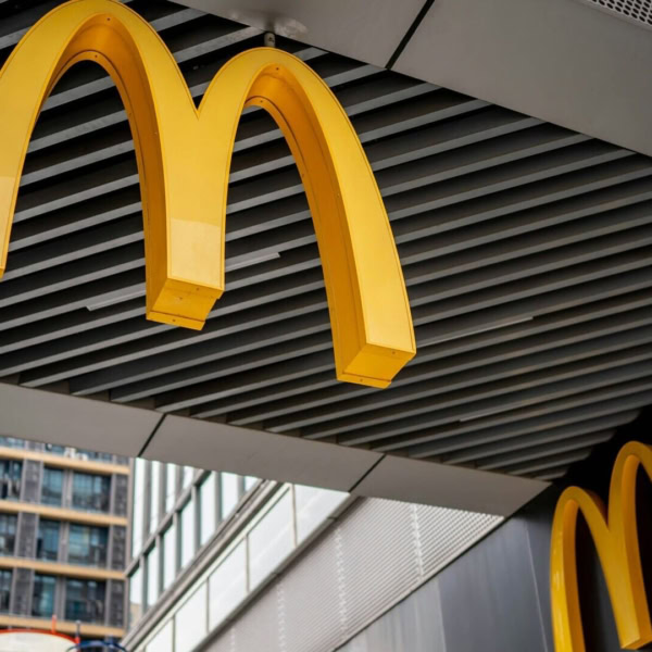 arche dorée mcdonalds sur façade urbaine