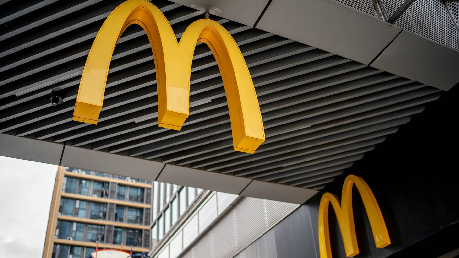 arche dorée mcdonalds sur façade urbaine