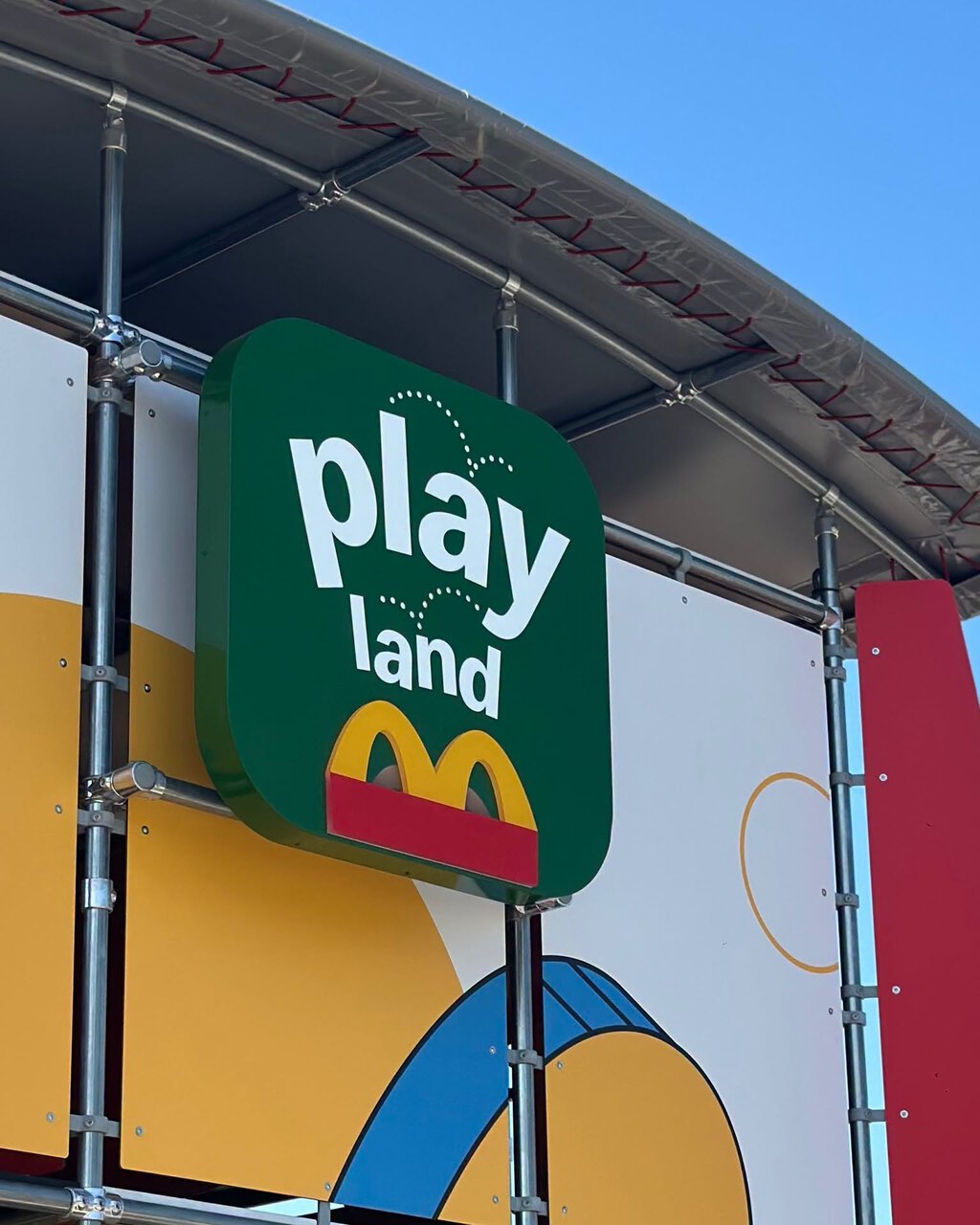 enseigne playland dune aire de jeux colorée