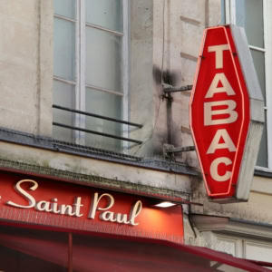 enseigne tabac rouge sur façade parisienne