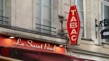 enseigne tabac rouge sur façade parisienne