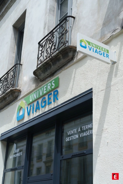 façade dunivers viager — agence et balcons anciens