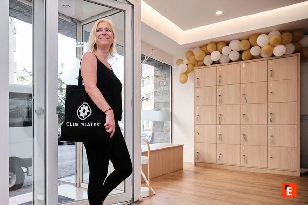 femme À lentrée du studio club pilates