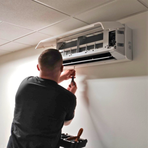 maintenance du climatiseur mural par technicien