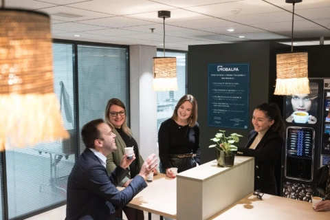 pause café dÉquipe dans un espace de travail moderne