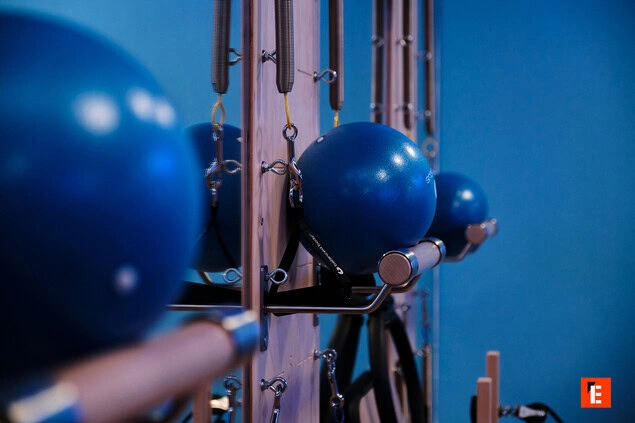 Équipement pilates mural aux ballons bleus