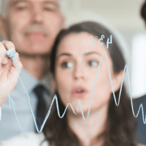 equipo en reunión de análisis de datos