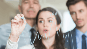 equipo en reunión de análisis de datos