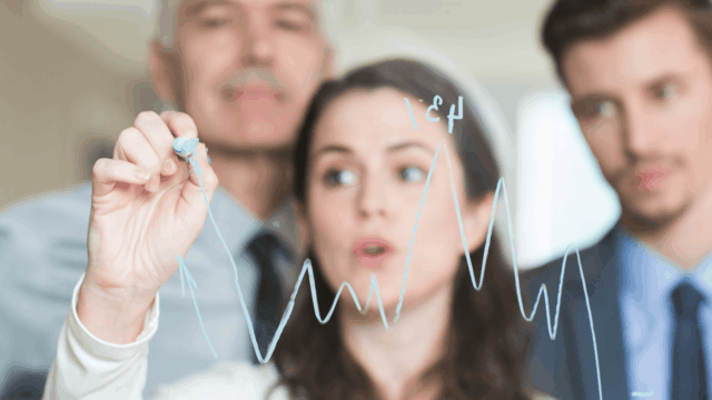 equipo en reunión de análisis de datos