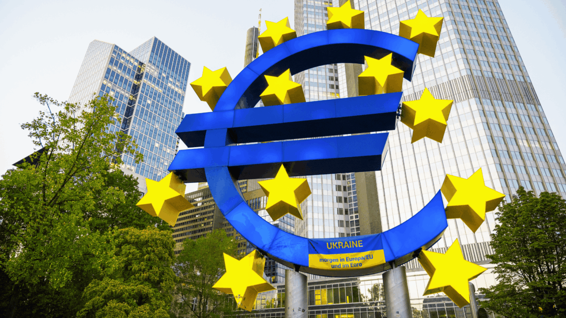 escultura del euro azul con pancarta ucrania