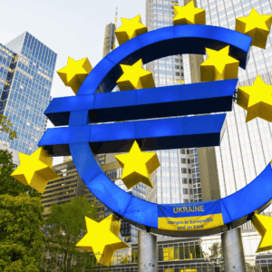 escultura del euro azul con pancarta ucrania