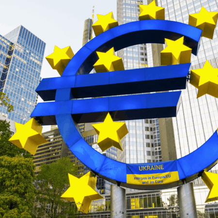 escultura del euro azul con pancarta ucrania