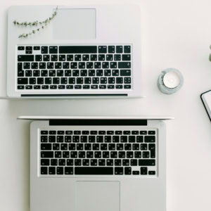 espace de travail minimaliste avec deux ordinateurs portables